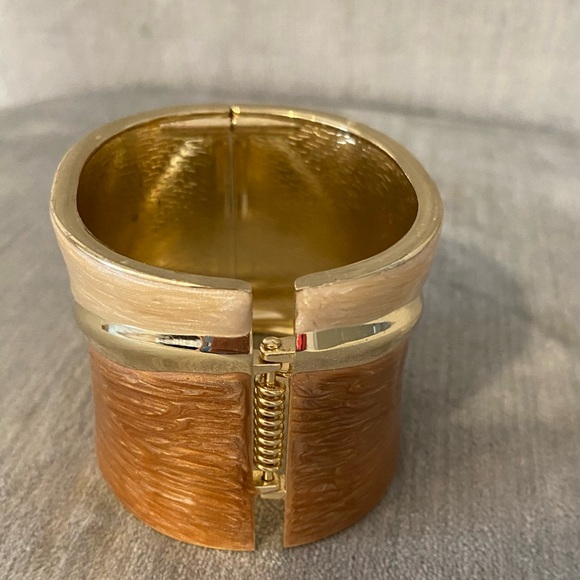 Banana Republic Vintage 90s Wide Enamel Cuff Bracelet Hinged Tan Beige Gold - Picture 2 of 4